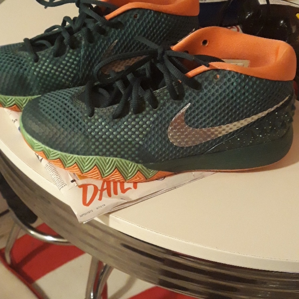 Universal nikes